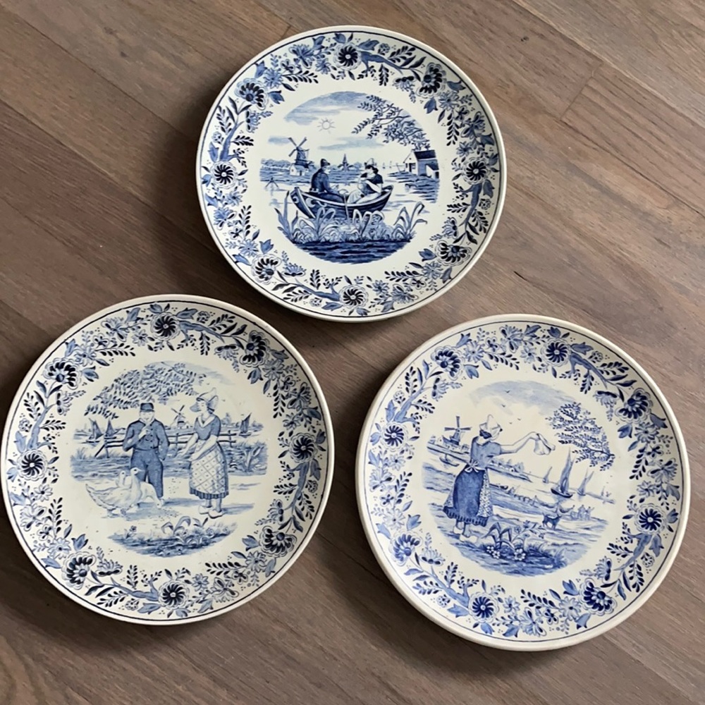 Vintage set of 3 Delft Plates